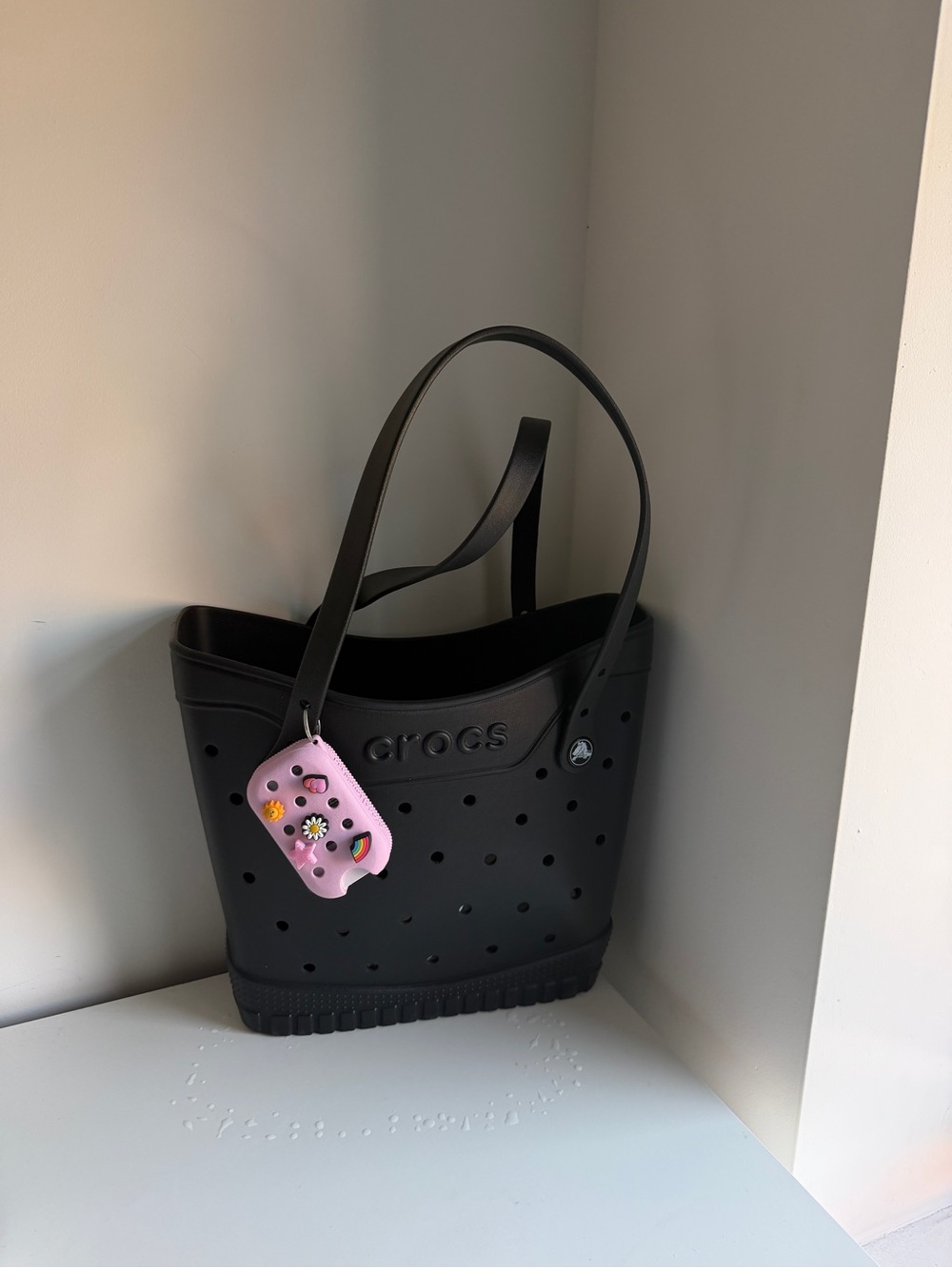 NEW Crocs Women's Medium Tote Bag in Black with Pink Charm